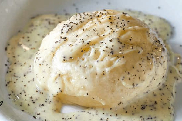 48-dampfnudeln-mit-vanille-mohn-sauce