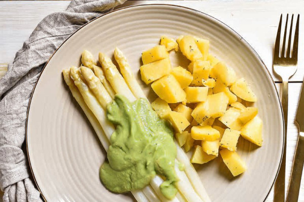 51-spargel-mit-avocado-hollandaise