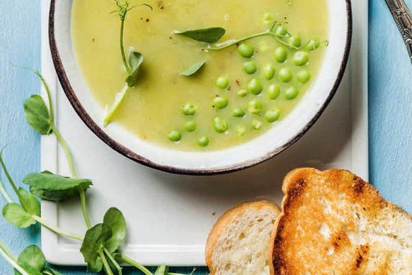 28-leichte-sommersuppe-mit-gruenen-erbsen