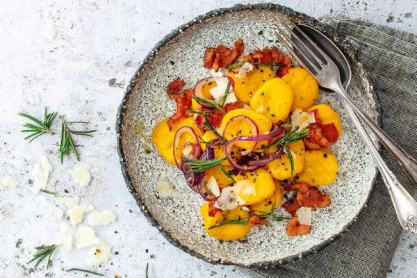 13-kuerbis-gnocchi-mit-pecorino-speck-und-rosmarin