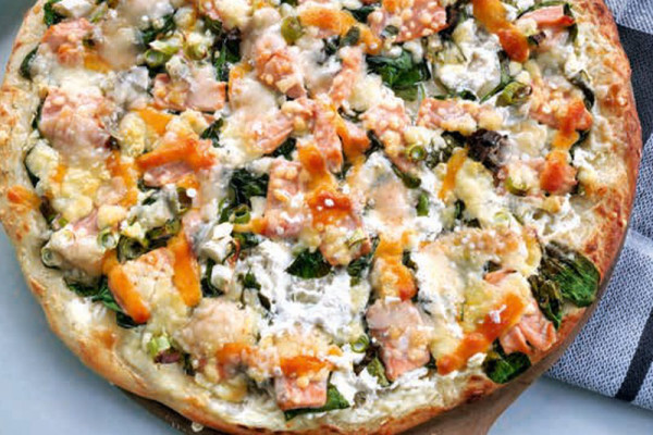 57-lcc-pizza-mit-lachs-spinat-und-parmesan