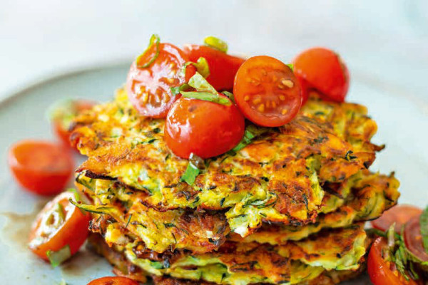 24-zucchini-feta-puffer-mit-tomatensalat