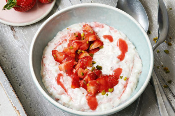 91-milchreis-mit-erdbeeren-und-pistazien