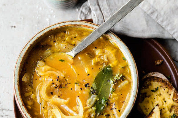 45-vegane-zwiebelsuppe-mit-roestbrot