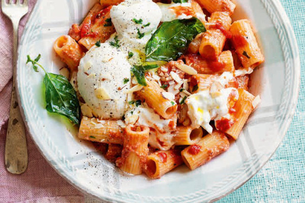 33-rigatoni-mit-pesto-rosso-und-burrata