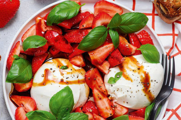 39-erdbeer-burrata-sommersalat