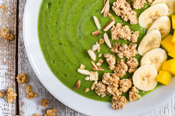 11-gruene-smoothie-bowl-mit-spinat