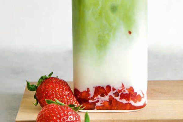97-erdbeer-matcha-latte