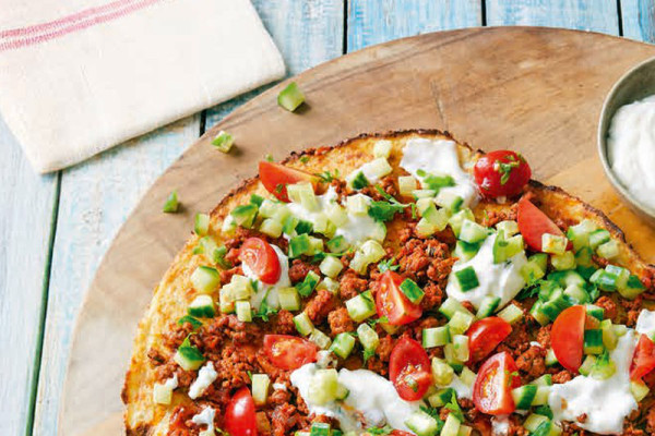 29-blumenkohl-pizza-mit-hackfleisch-und-zaziki