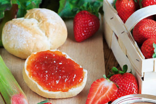 48-erdbeer-rhabarber-marmelade-mit-schuss