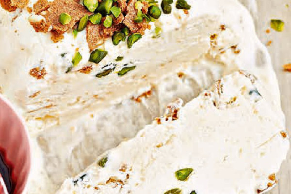 34-tannenhonig-parfait-mit-sauerkirschsauce