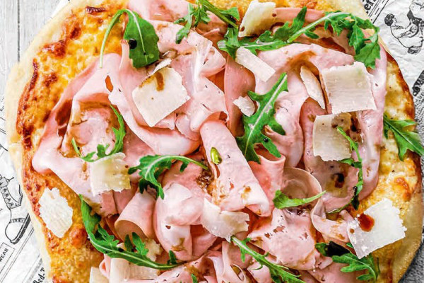 47-pizza-mit-mortadella-und-rucola