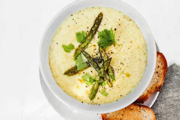 12-spargelsuppe-mit-roestbrot