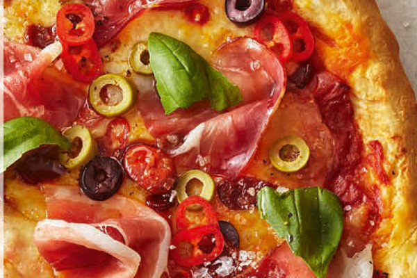 44-ital-pizza-mit-parma-salami-und-oliven