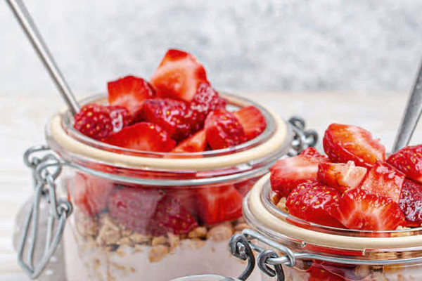 89-erdbeer-granola-parfait