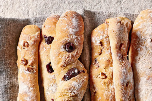 84-rustikale-brotstangen-mit-kalamata-oliven