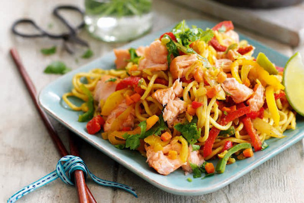 71-wuerzige-lachsnudeln-mit-paprika