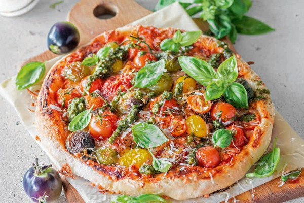 48-pizza-mit-bunten-tomaten
