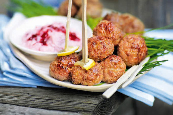 20-koettbullar-mit-preiselbeer-dip