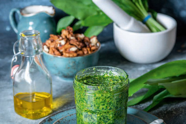 13-baerlauch-walnuss-pesto-im-glas