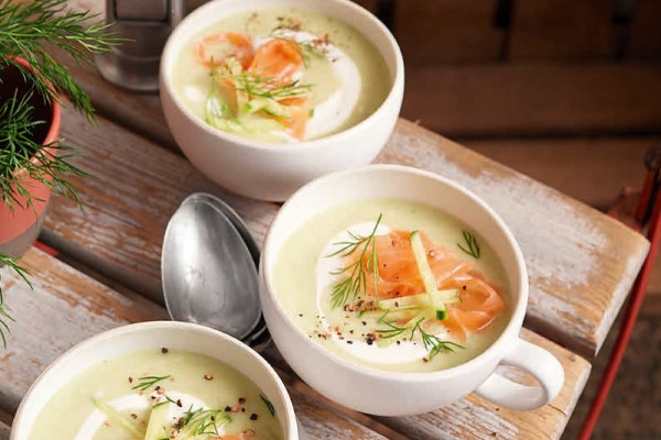 32-kalte-gurkensuppe-mit-raeucherlachs-und-dill